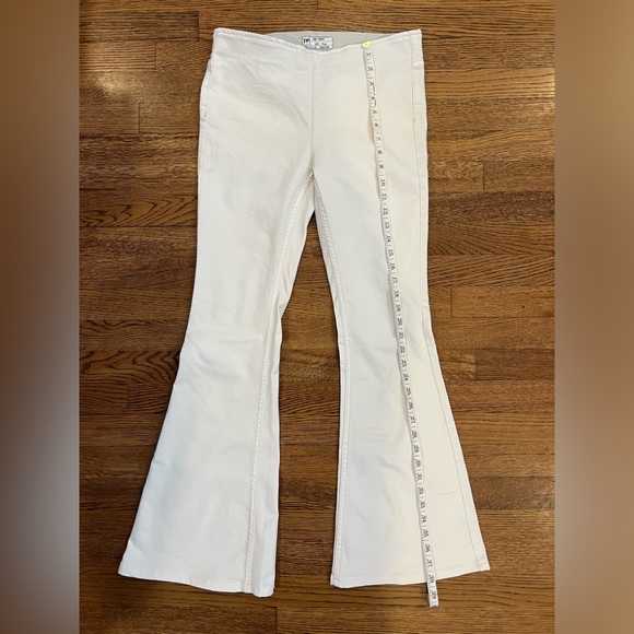 Free People - Pull-On White Flare Jeans - Size 28 - Picture 4 of 7